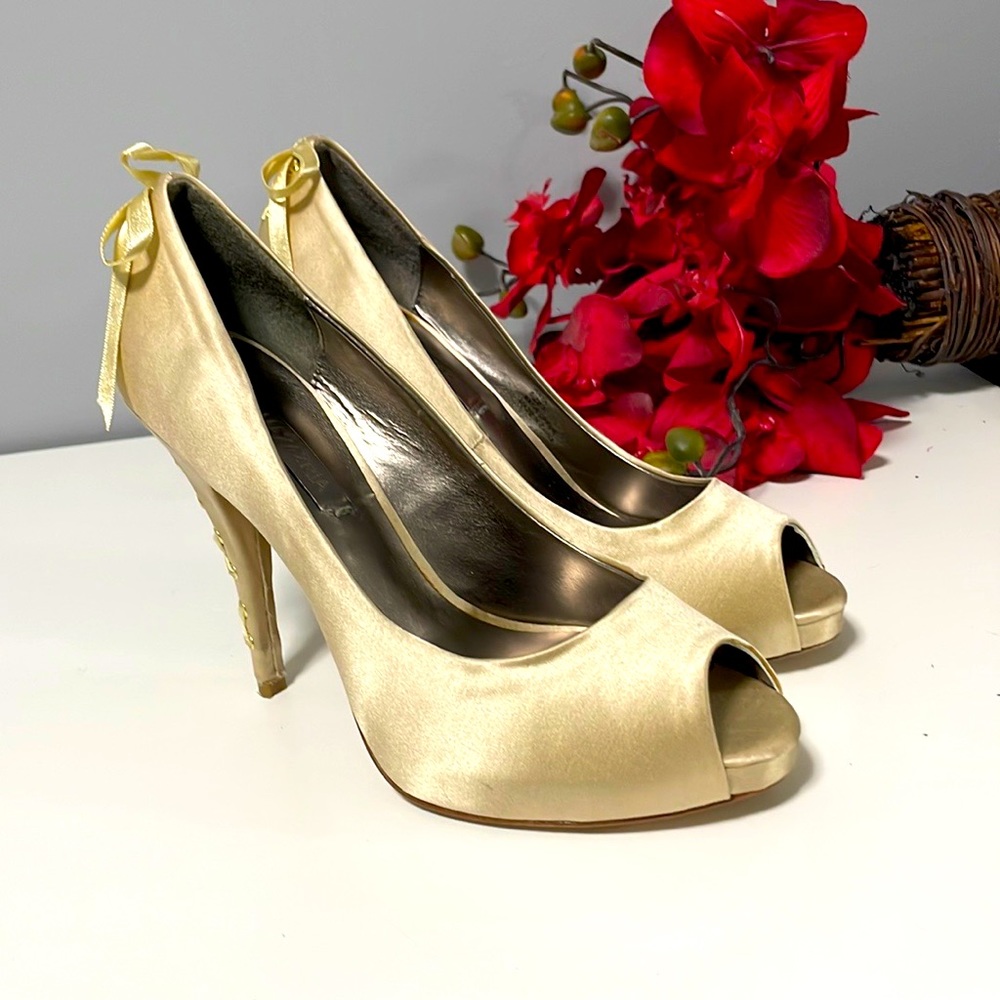 BCBG MAXAZRIA Satin Stiletto Heel, size 7
